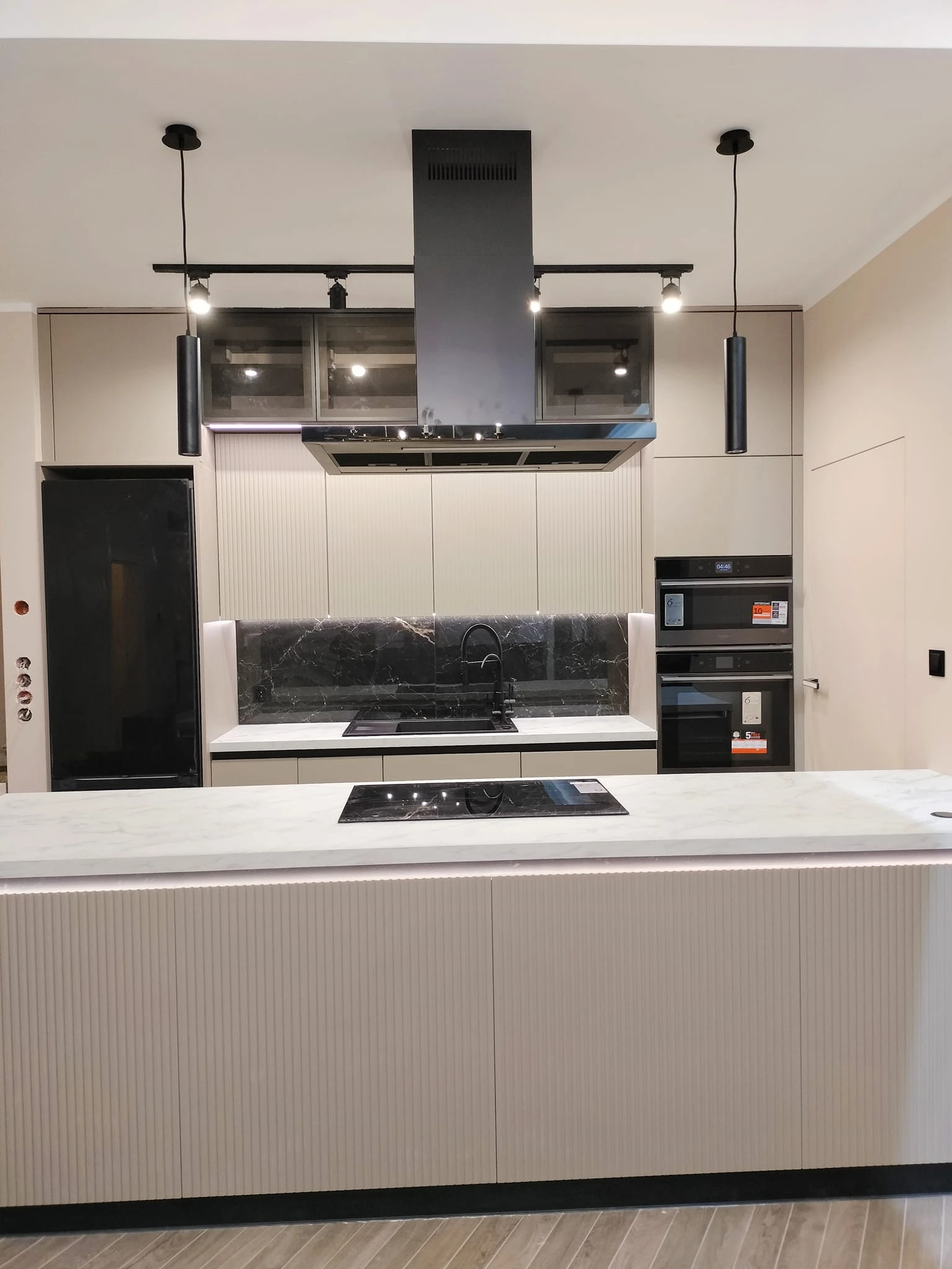 Meble kuchenne modułowe i na zamówienie z wyspą.